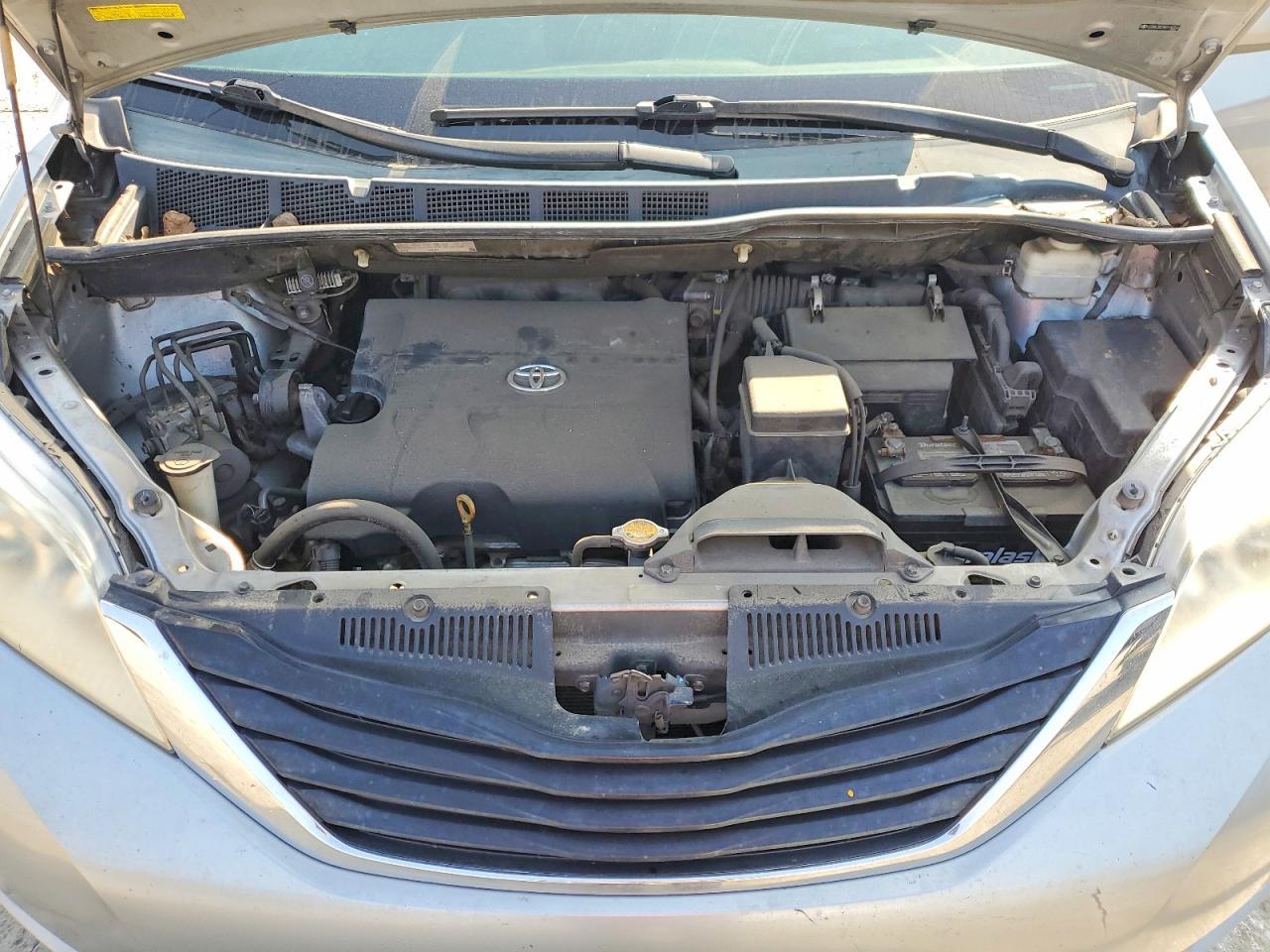 2011 TOYOTA SIENNA