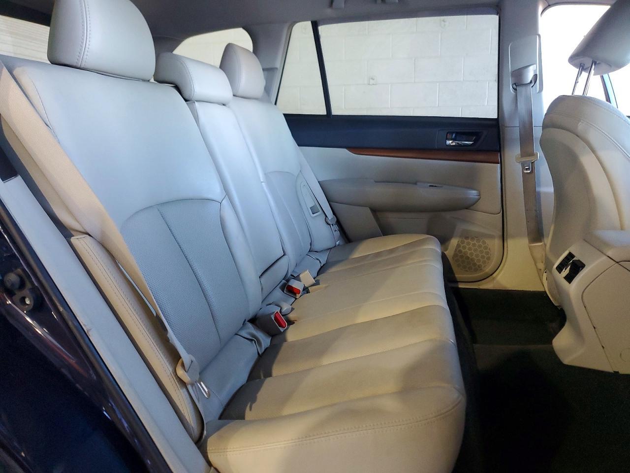2013 SUBARU Outback