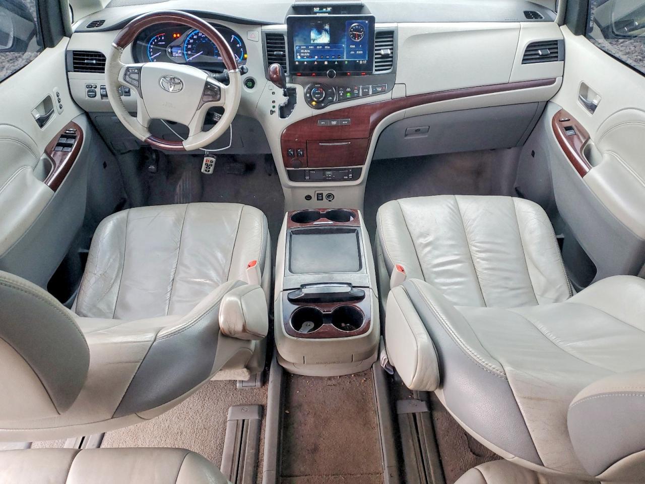 2011 TOYOTA SIENNA