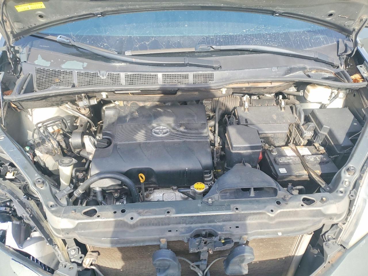 2011 TOYOTA SIENNA