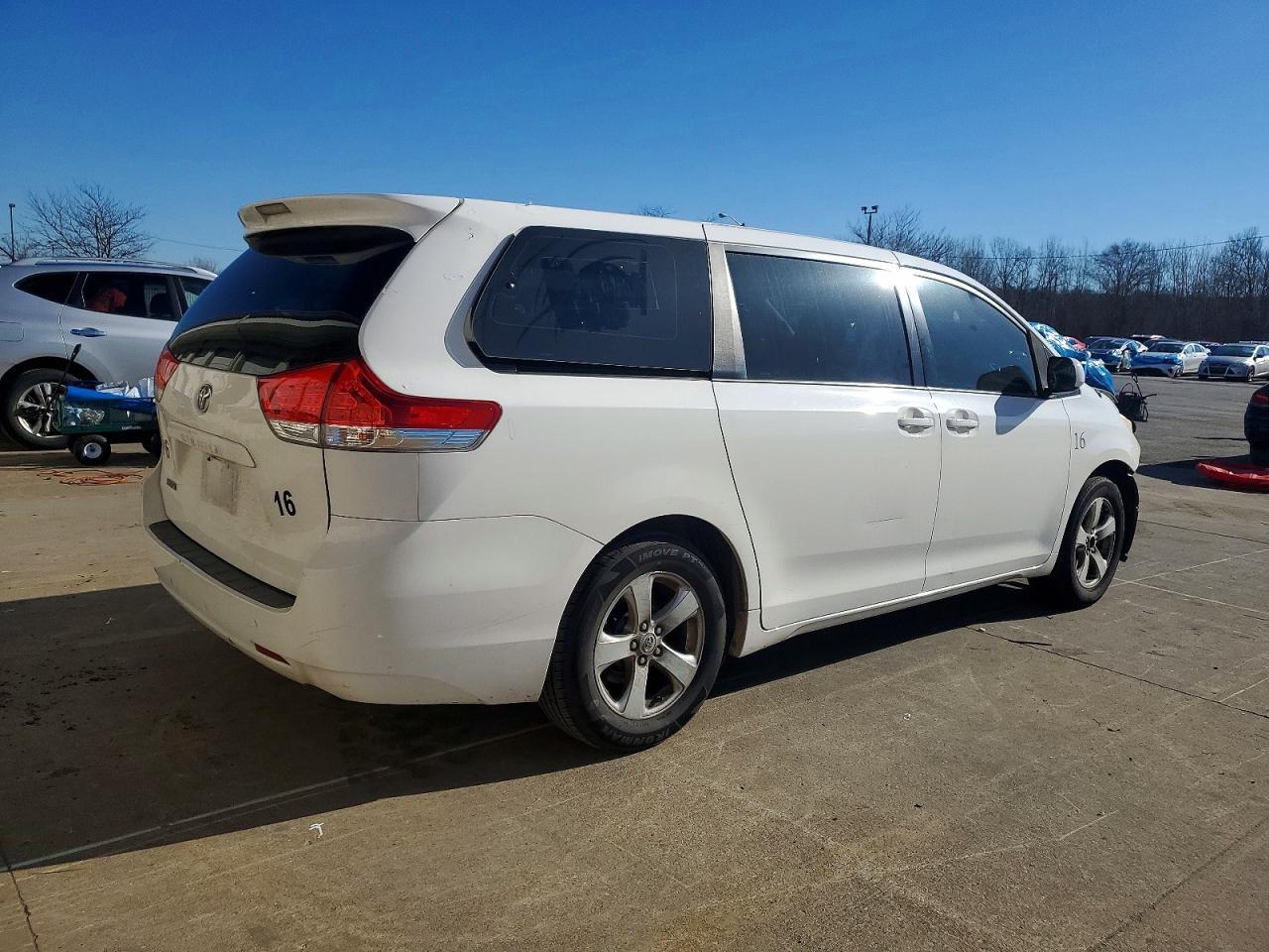 2011 TOYOTA SIENNA