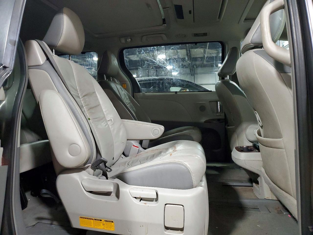 2011 TOYOTA SIENNA