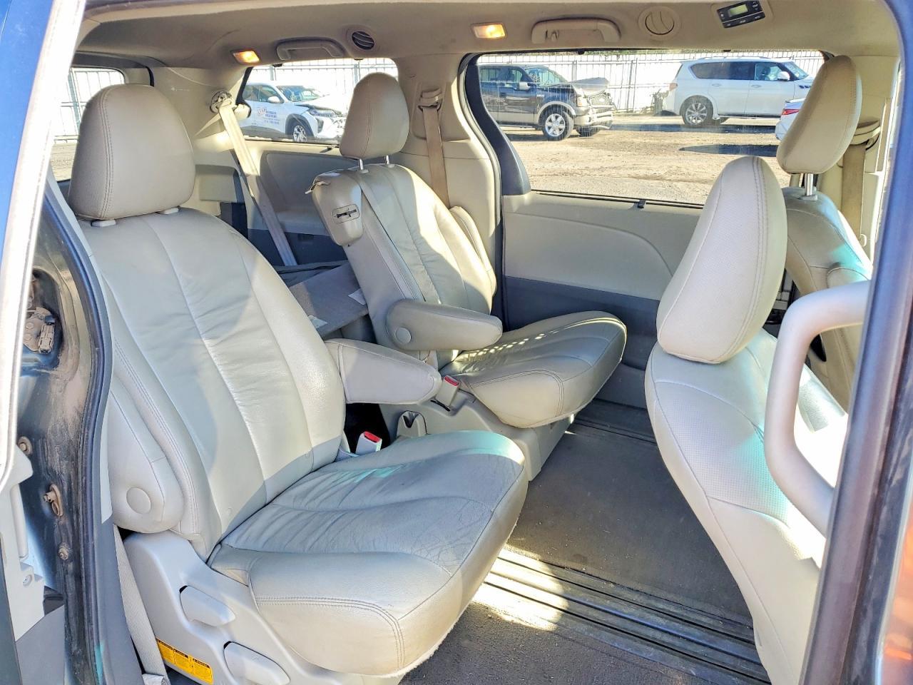 2014 TOYOTA SIENNA