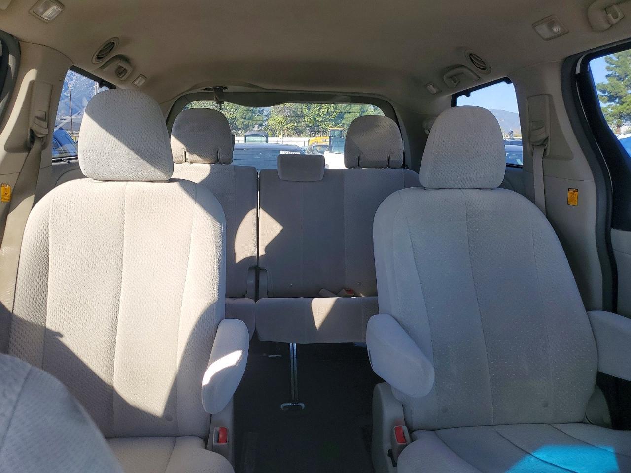 2011 TOYOTA SIENNA