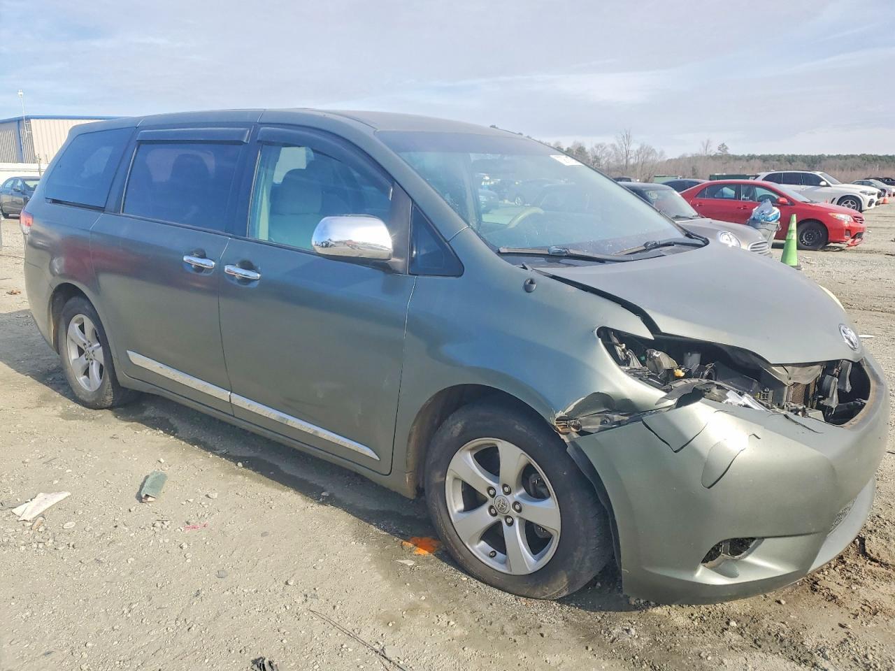 2011 TOYOTA SIENNA