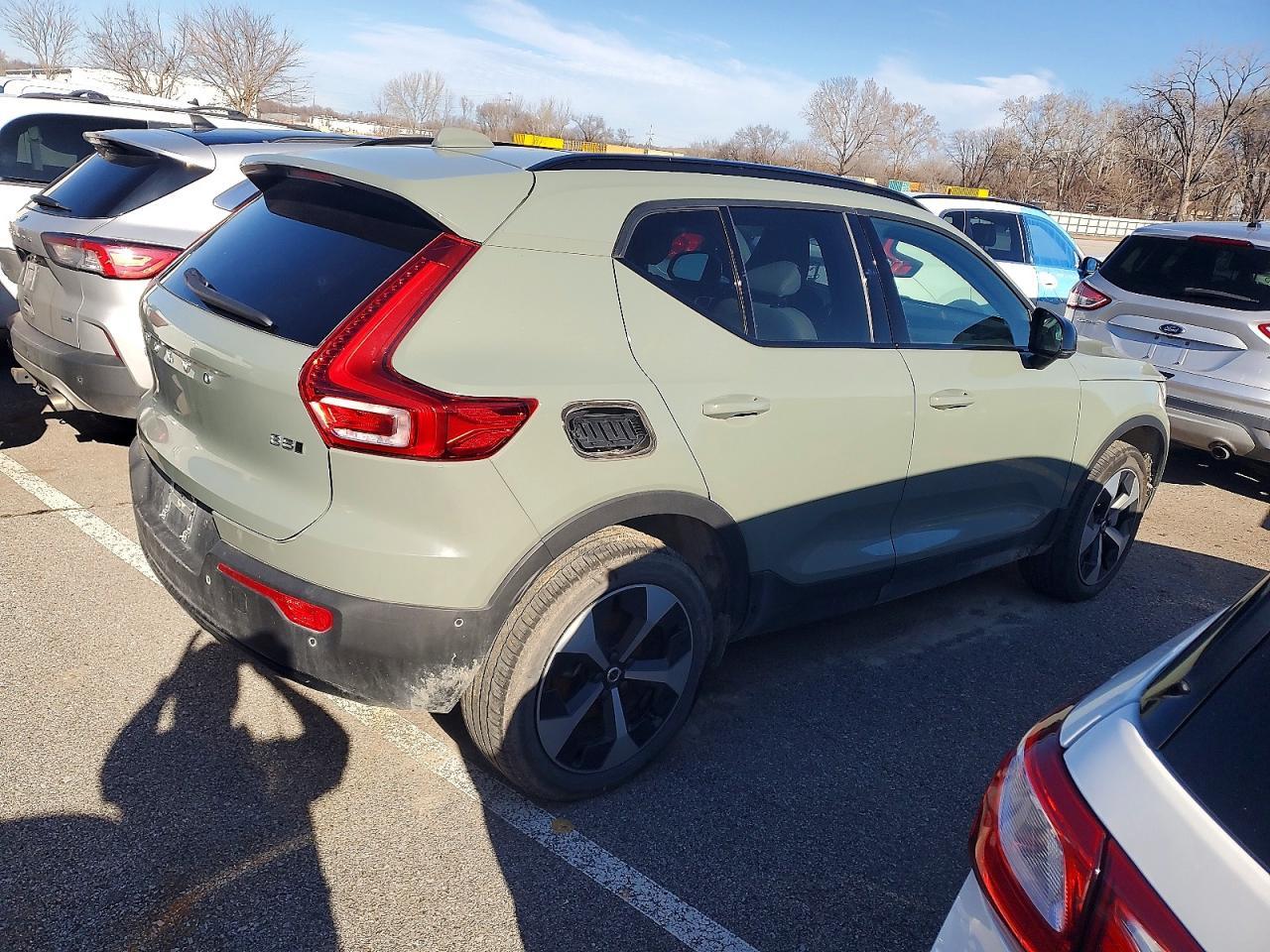 2025 VOLVO XC40