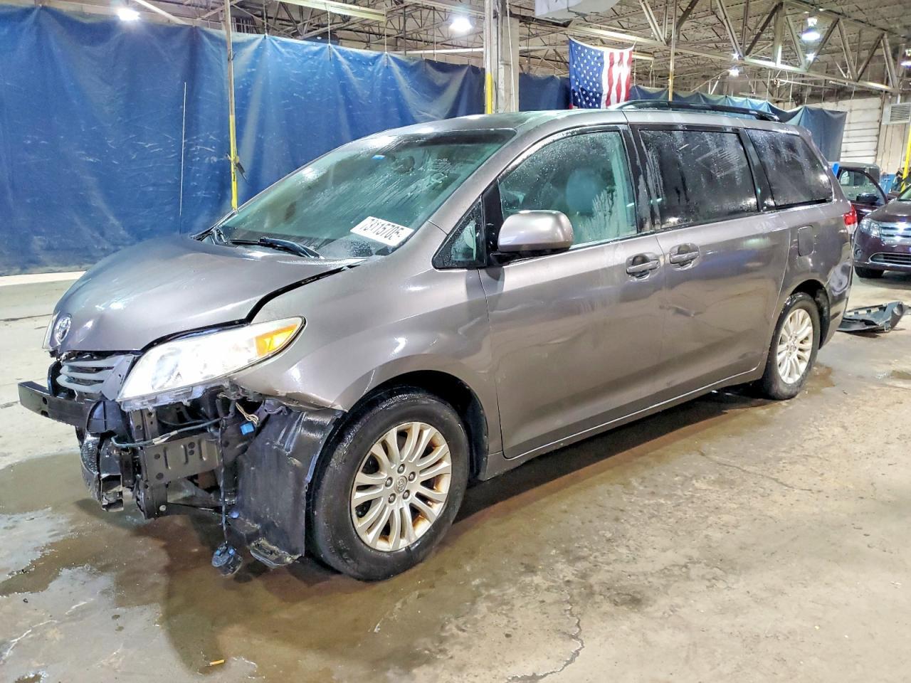 2014 TOYOTA SIENNA