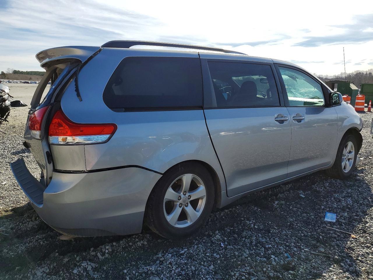 2011 TOYOTA SIENNA