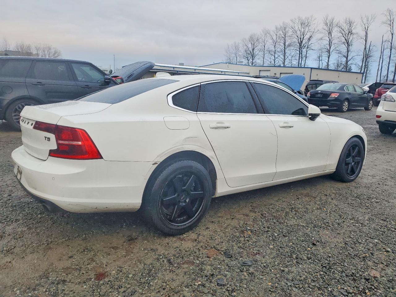 2017 VOLVO S90