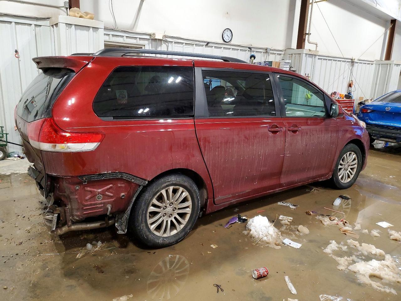 2012 TOYOTA SIENNA