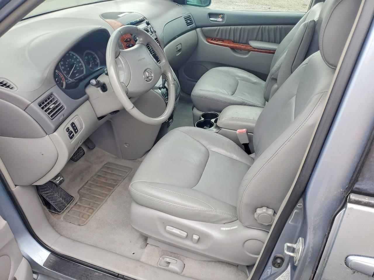 2004 TOYOTA SIENNA