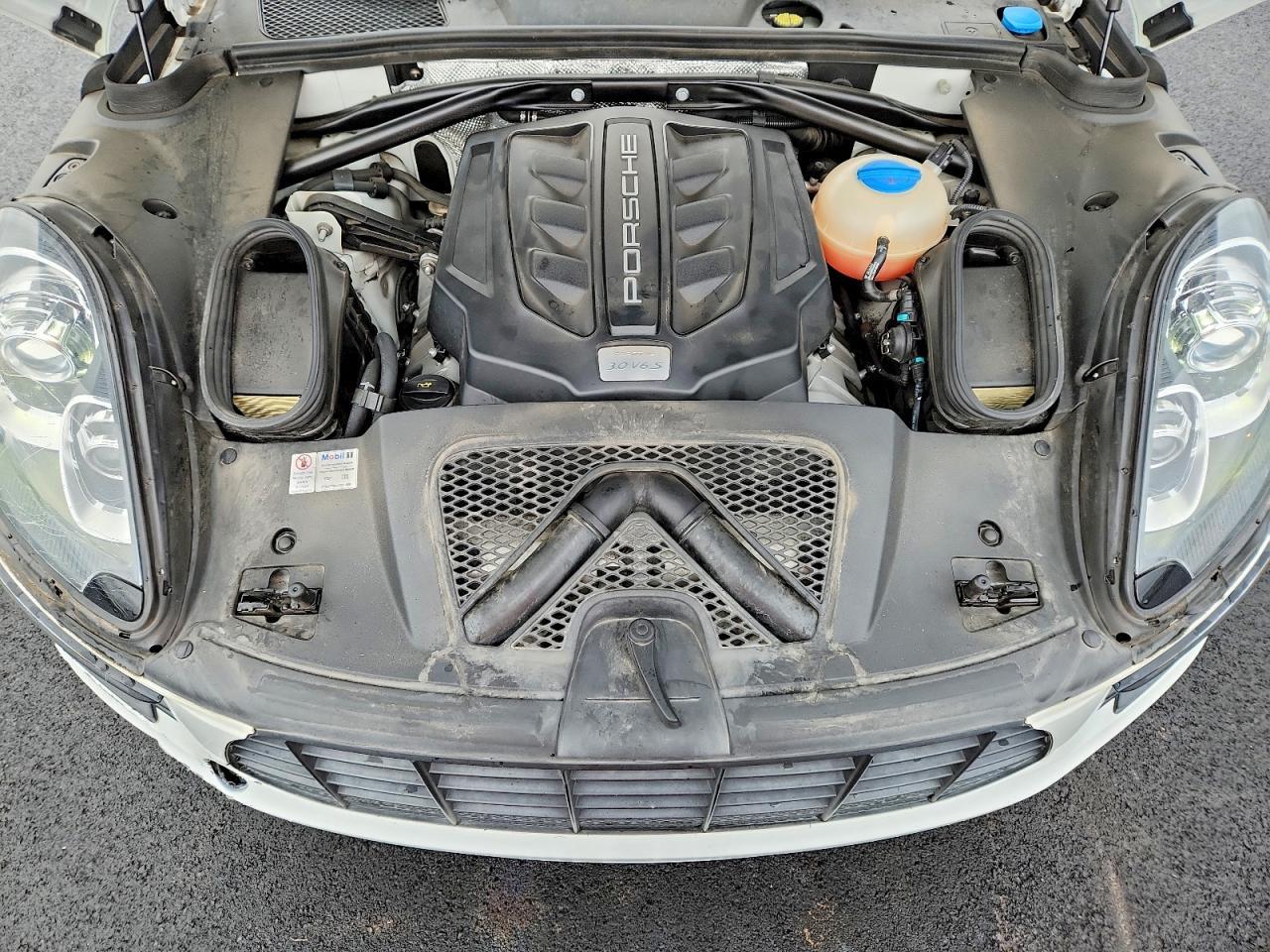 2016 PORSCHE Macan