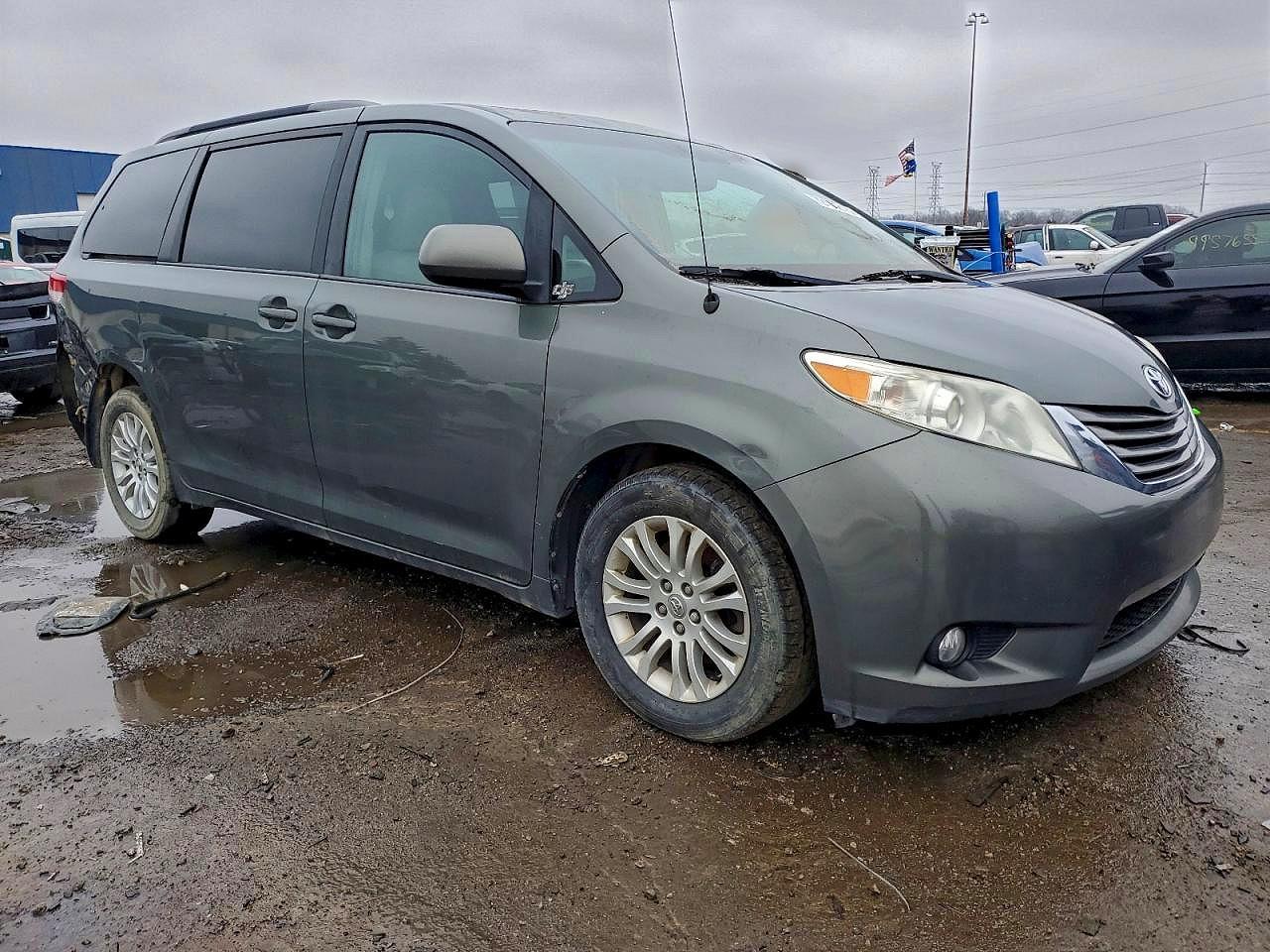 2014 TOYOTA SIENNA