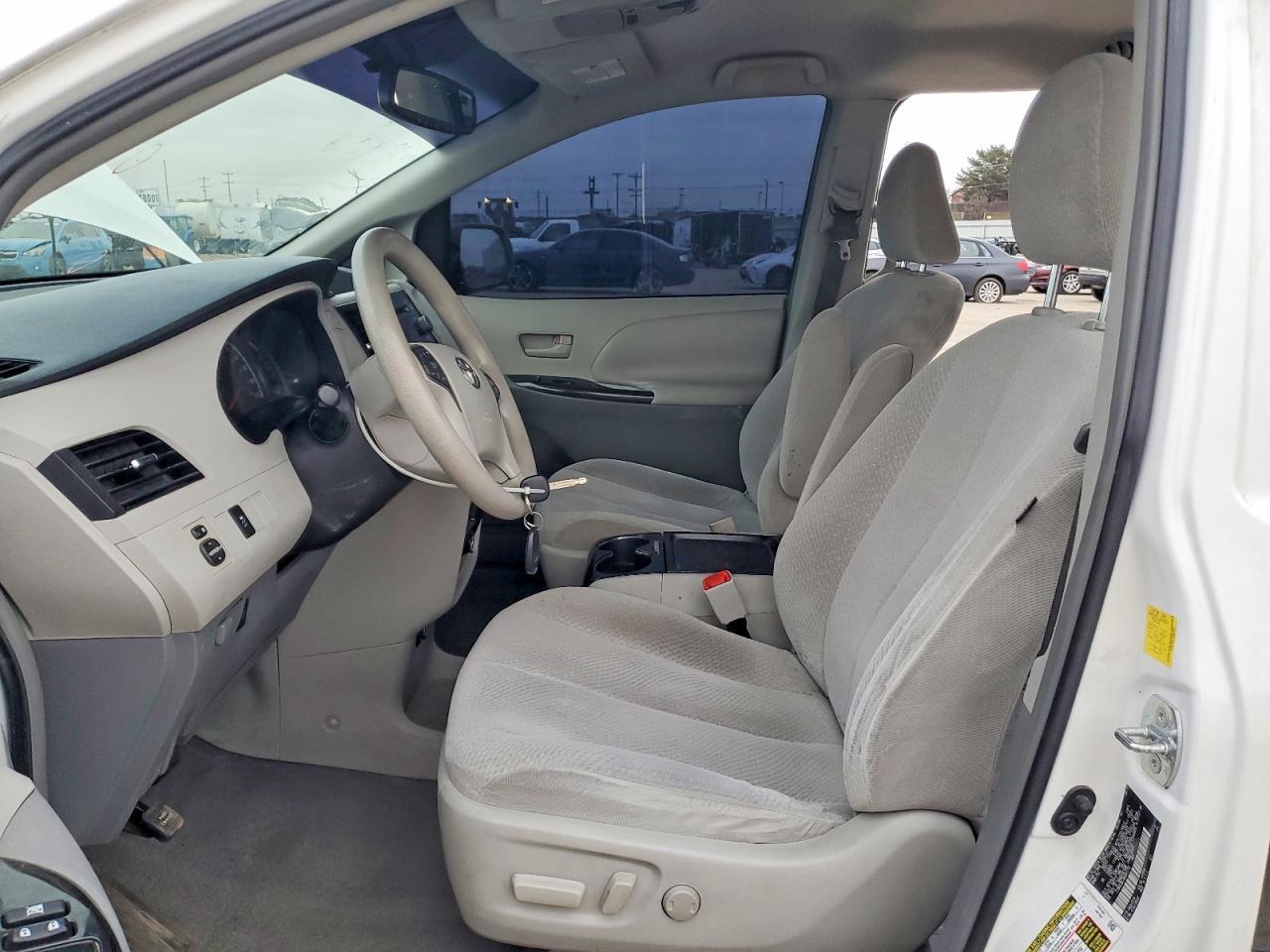 2011 TOYOTA SIENNA