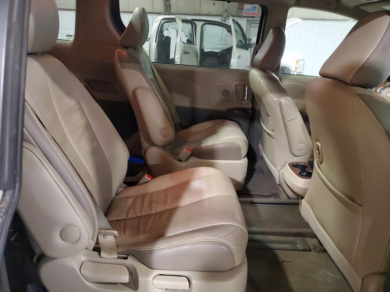 2013 TOYOTA SIENNA