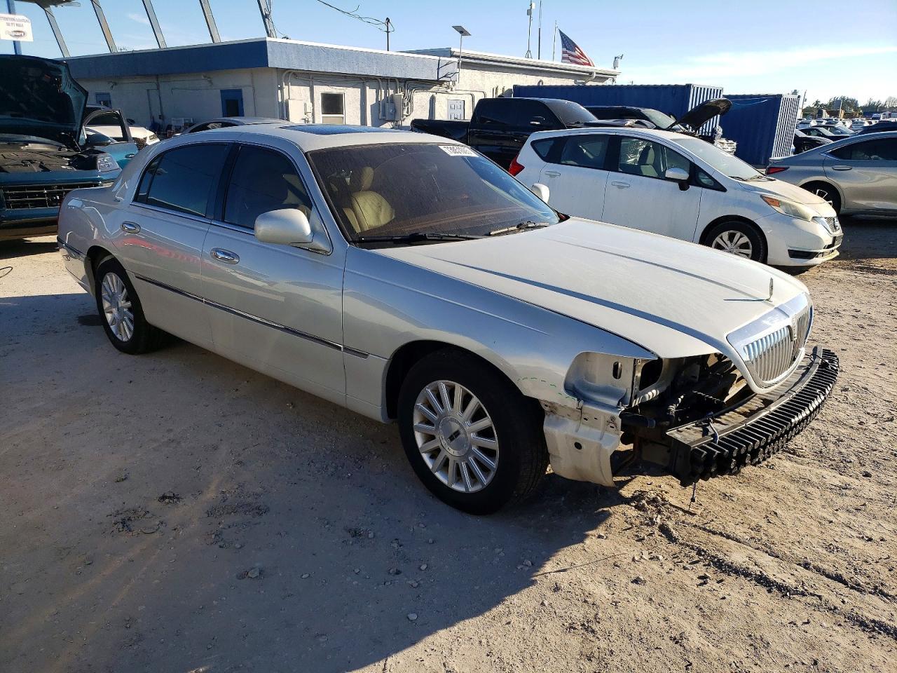 2004 LINCOLN Town Car