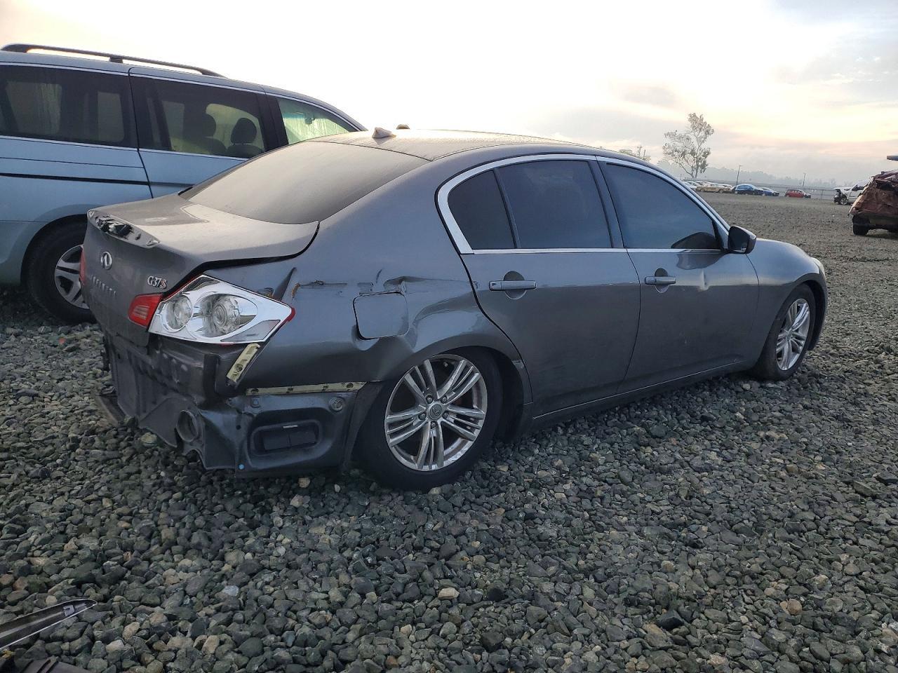 2011 INFINITI G37