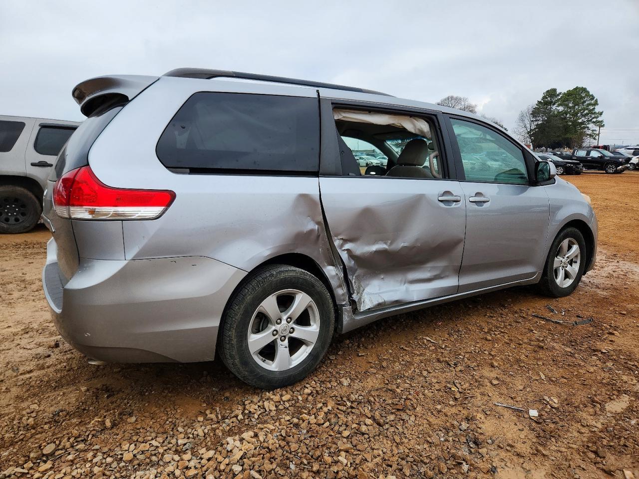 2011 TOYOTA SIENNA