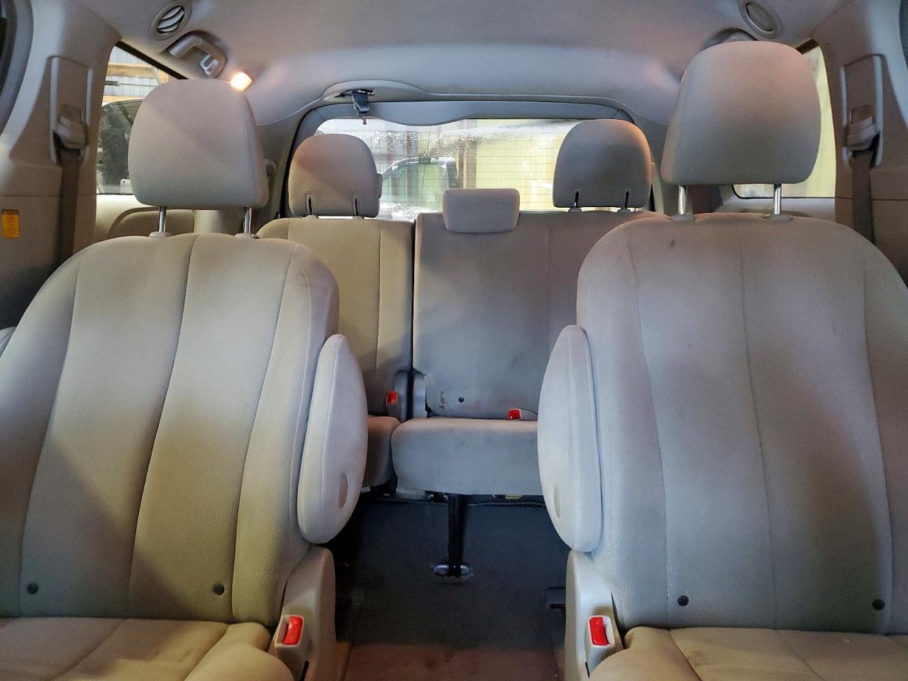 2011 TOYOTA SIENNA