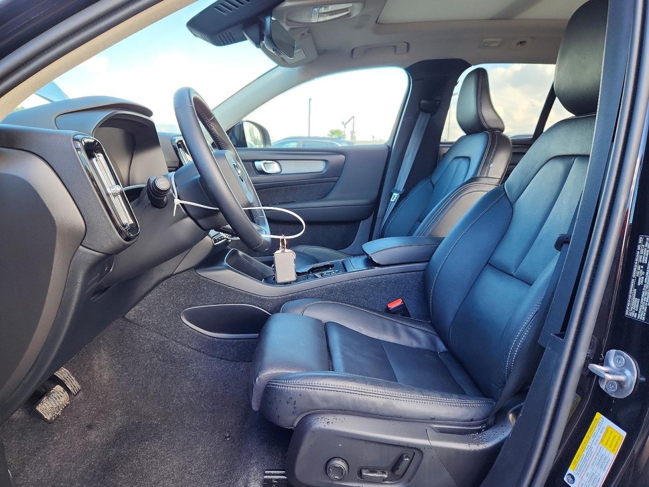 2025 VOLVO XC40