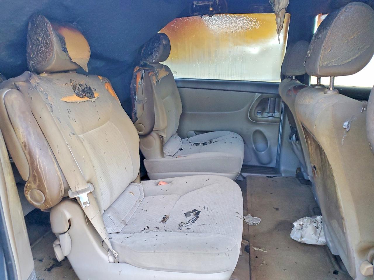2004 TOYOTA SIENNA