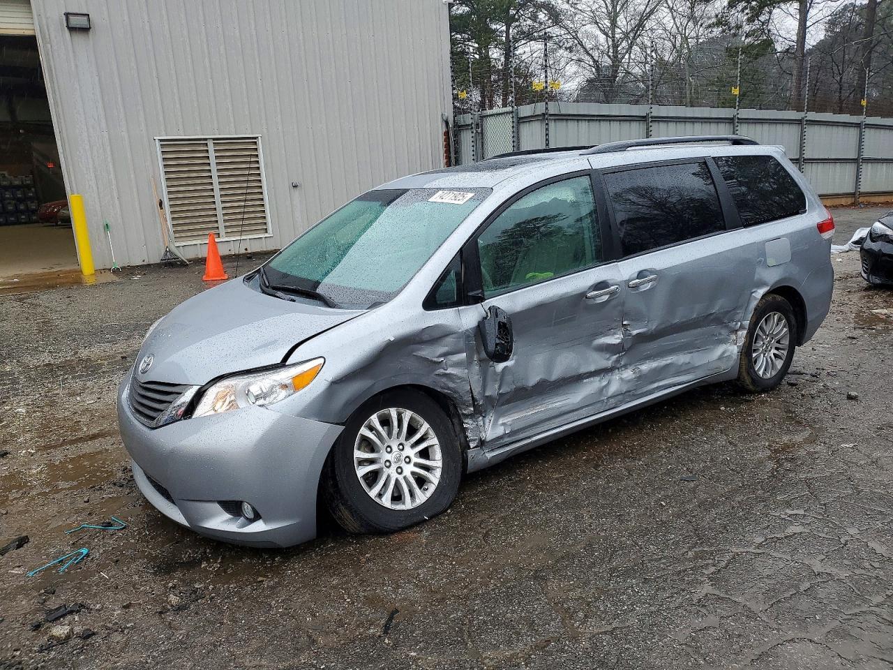 2014 TOYOTA SIENNA