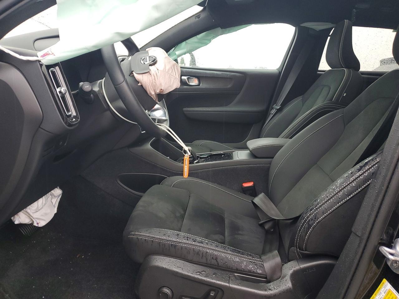 2024 VOLVO C40