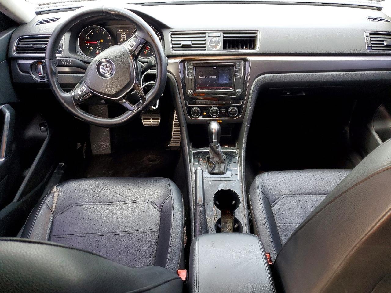 2017 VOLKSWAGEN Passat
