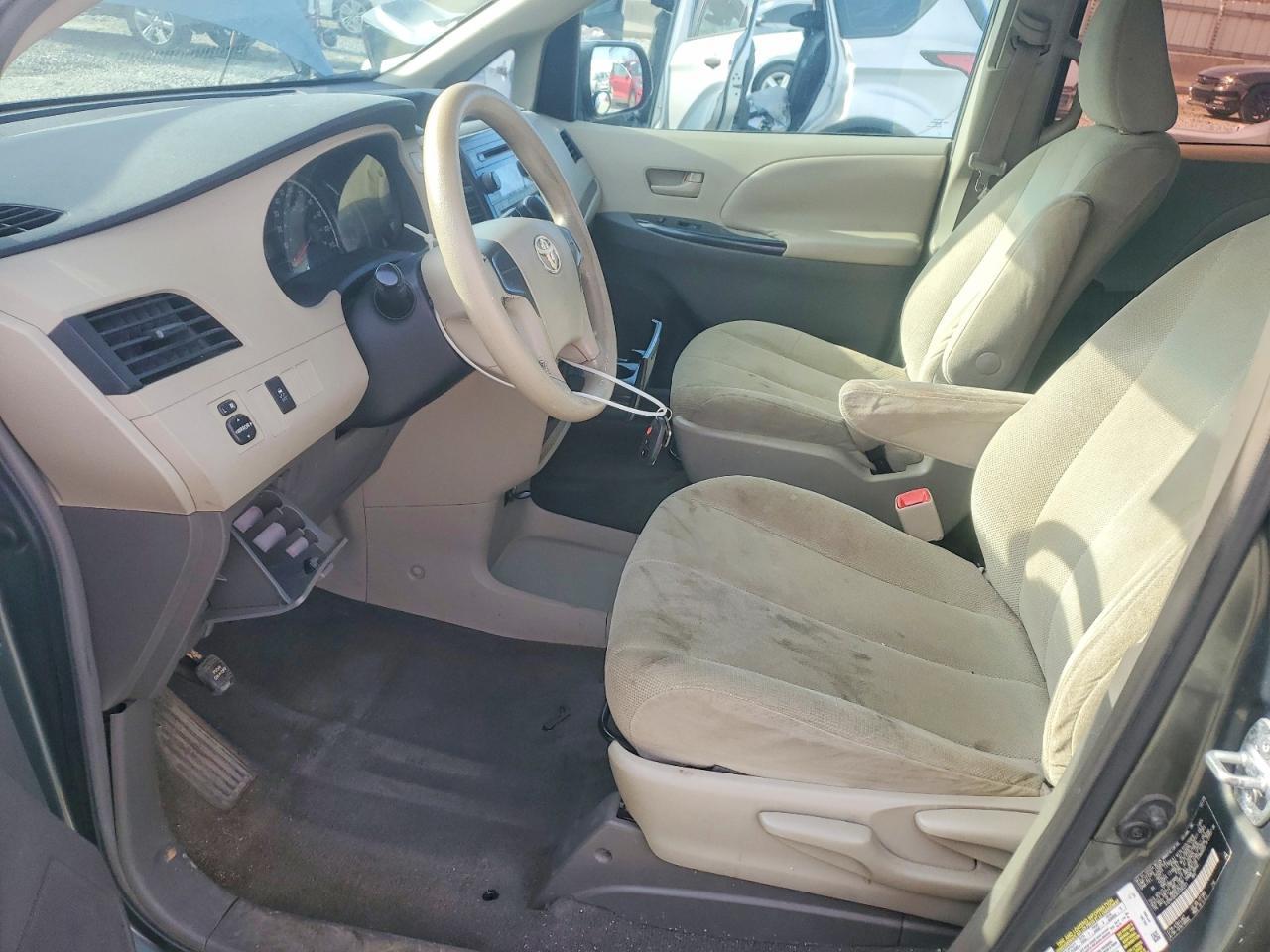 2011 TOYOTA SIENNA
