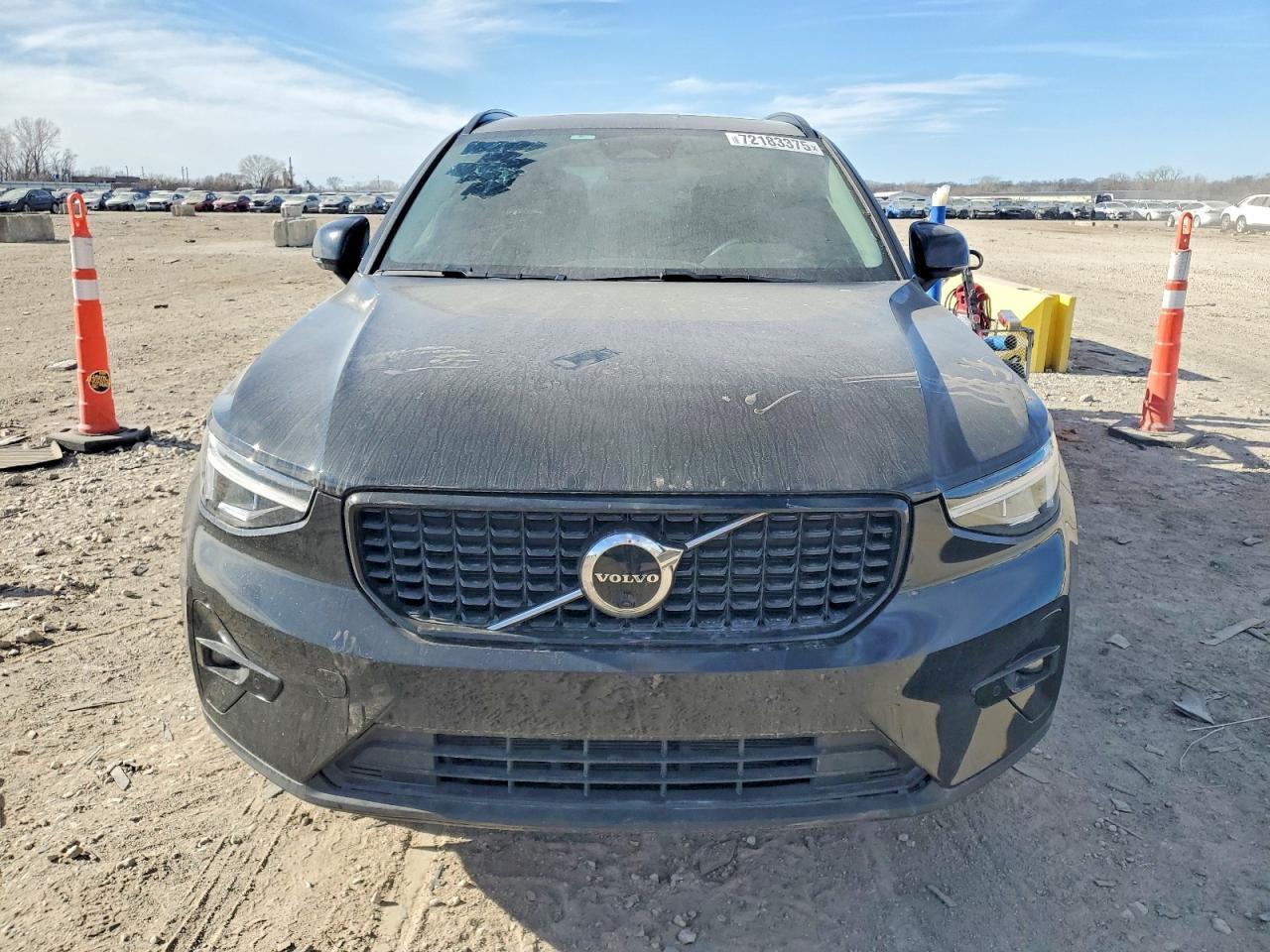 2023 VOLVO XC40