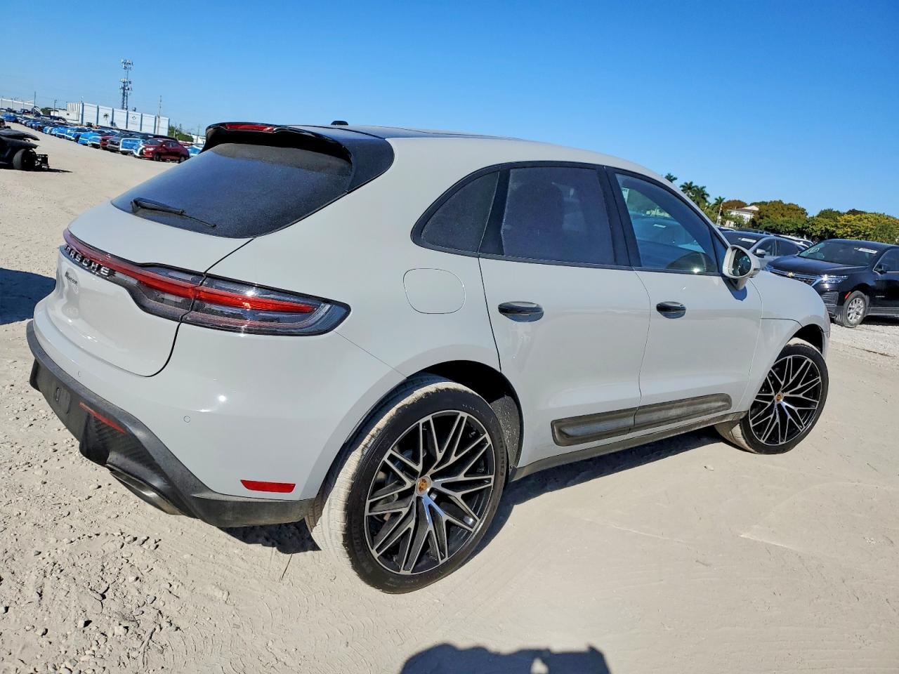 2024 PORSCHE Macan