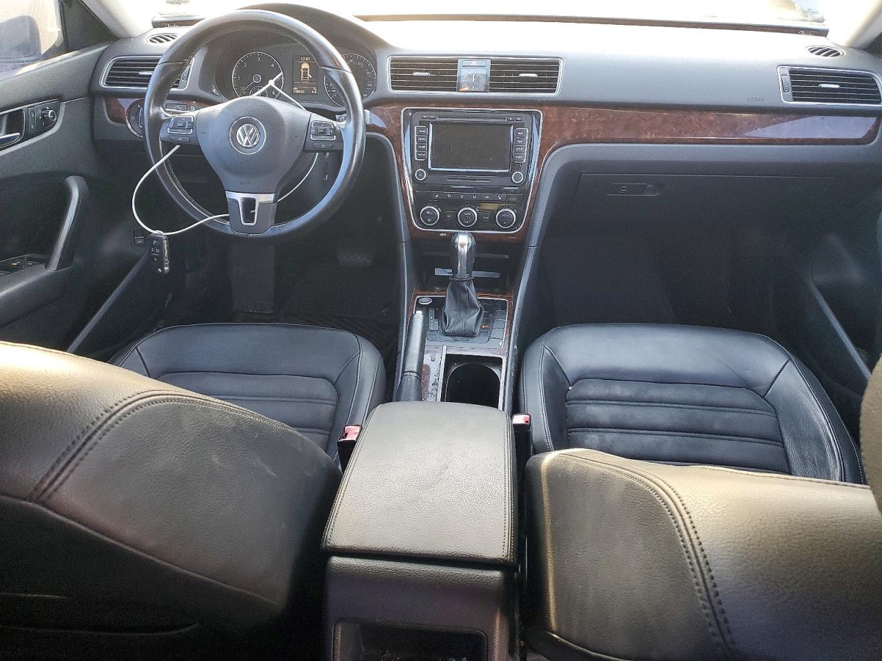 2012 VOLKSWAGEN Passat
