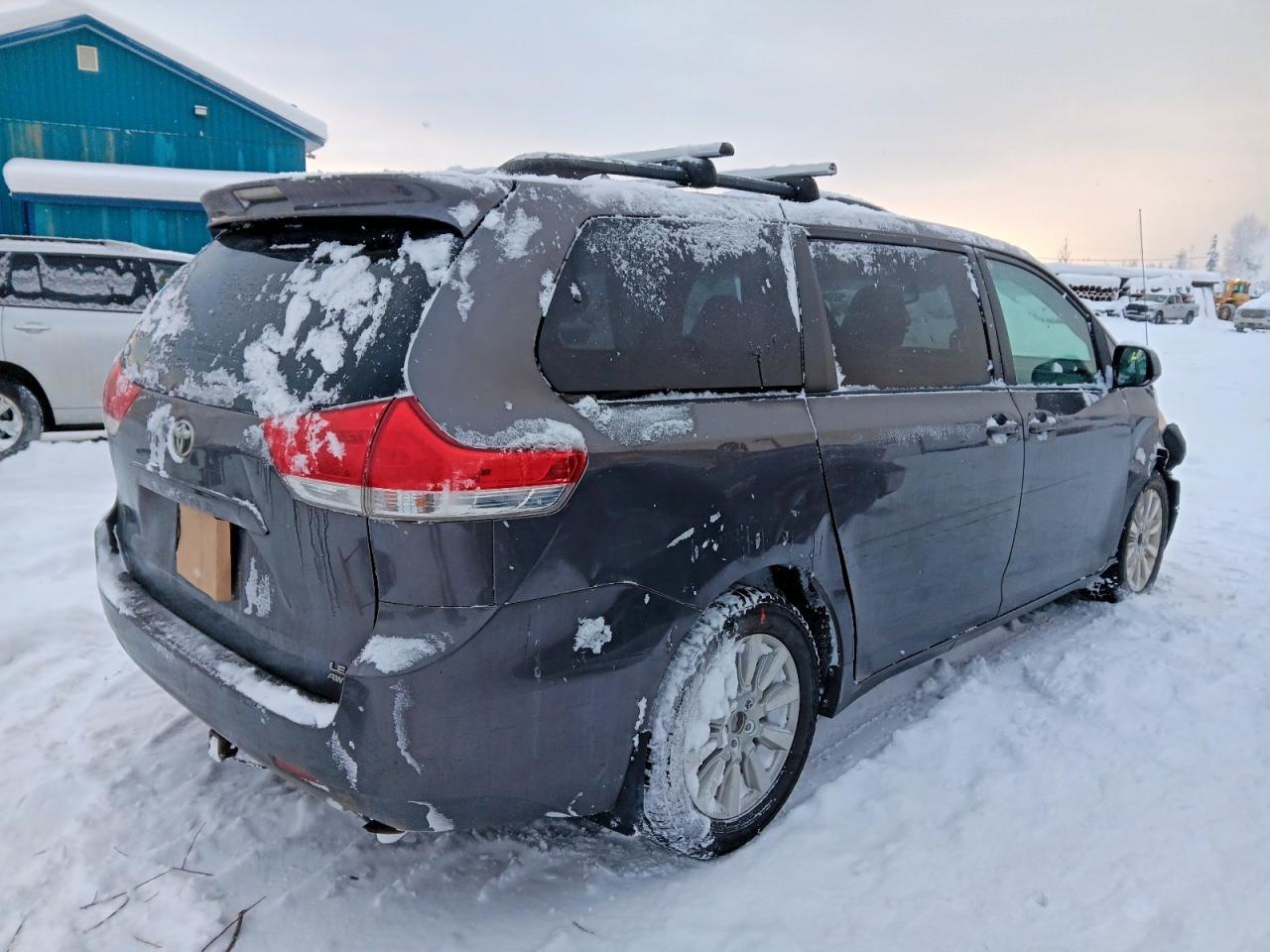 2011 TOYOTA SIENNA