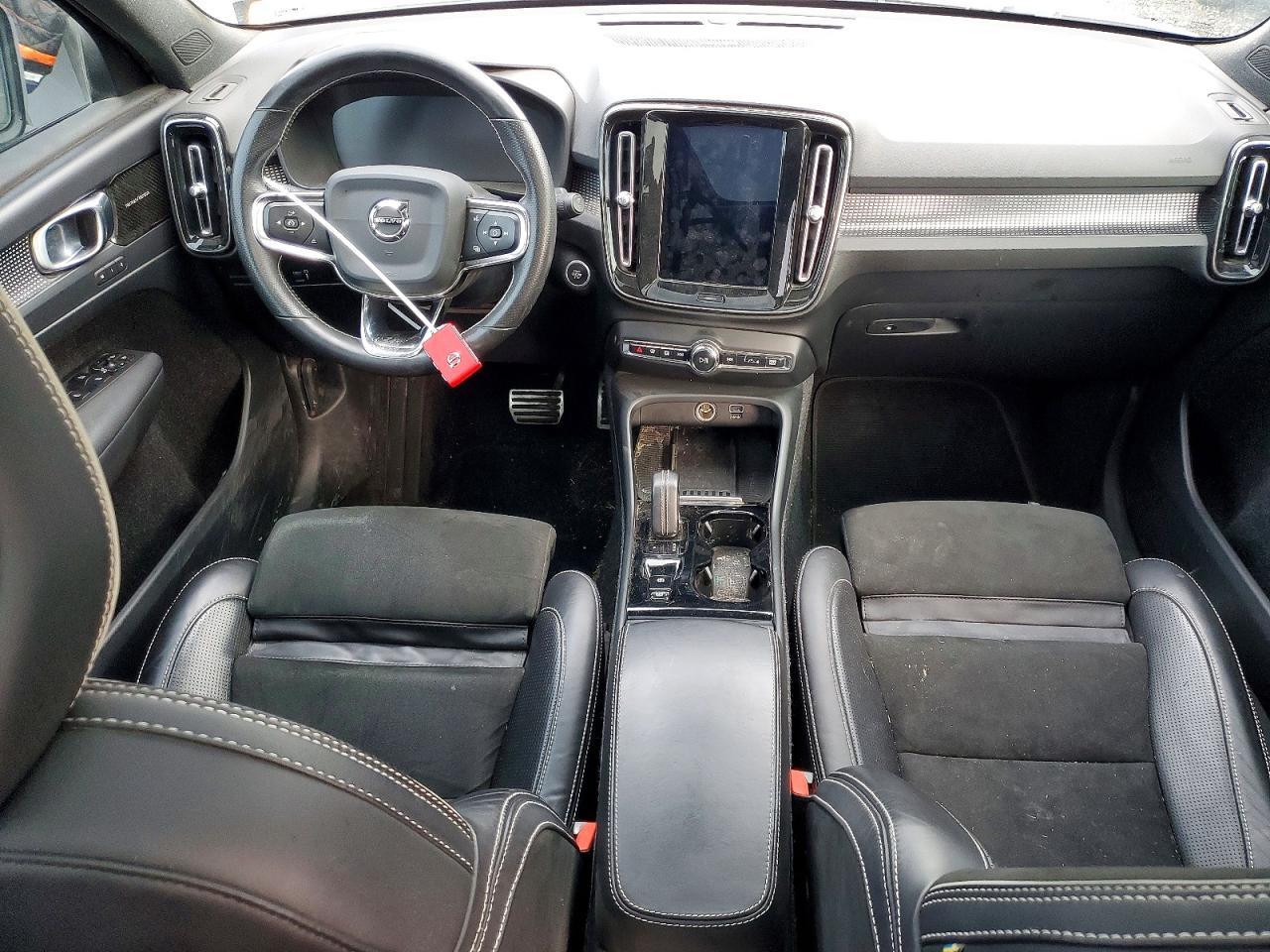 2021 VOLVO XC40