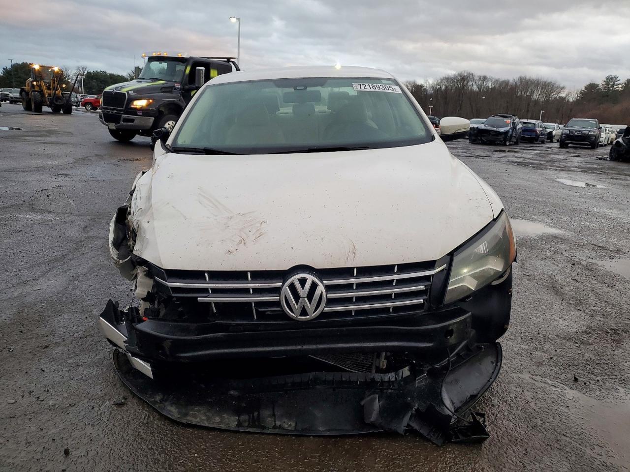 2013 VOLKSWAGEN Passat