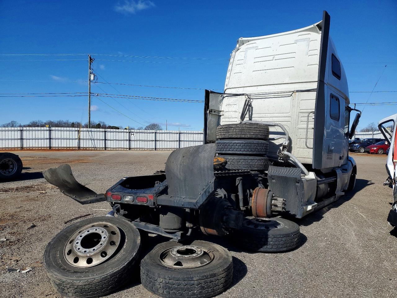 2023 VOLVO VNL