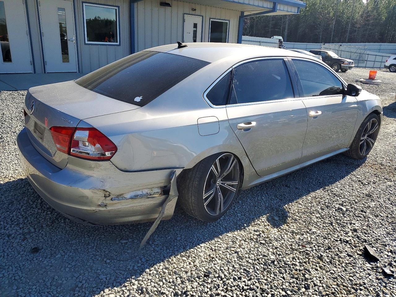 2014 VOLKSWAGEN Passat