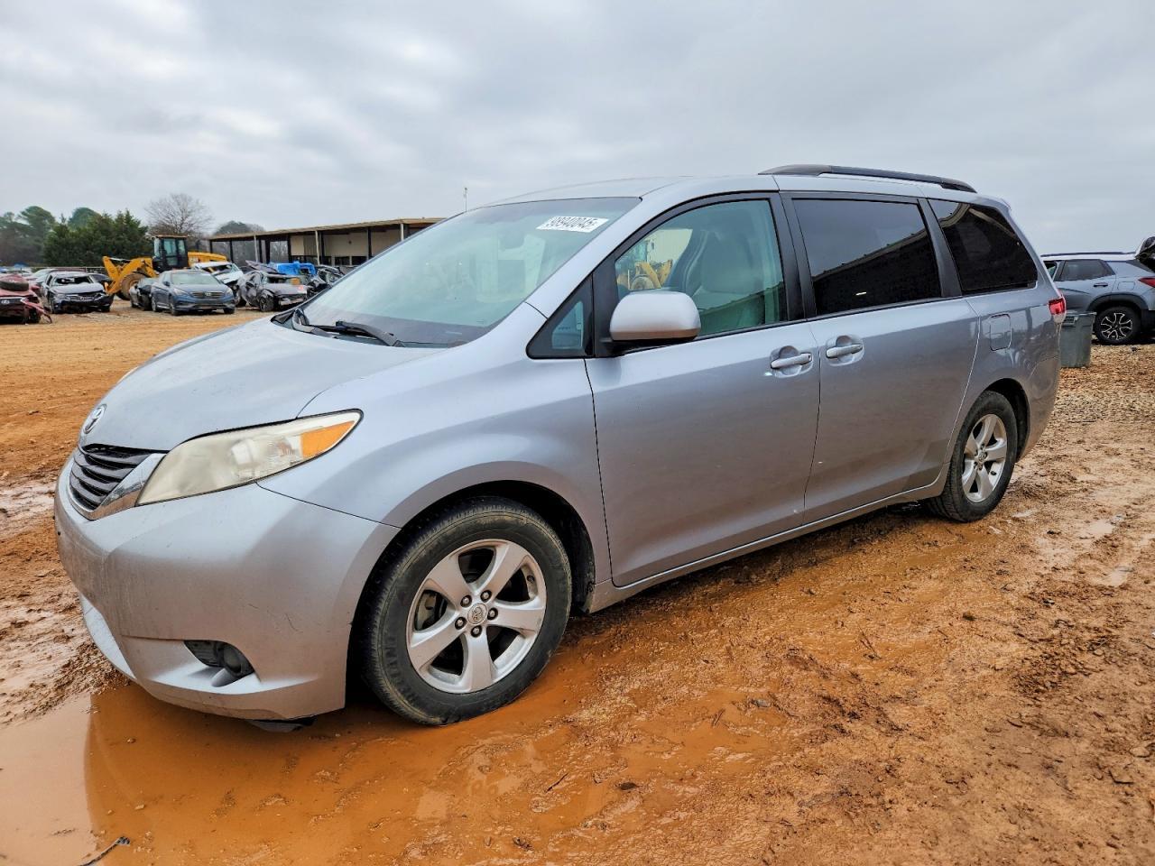 2011 TOYOTA SIENNA