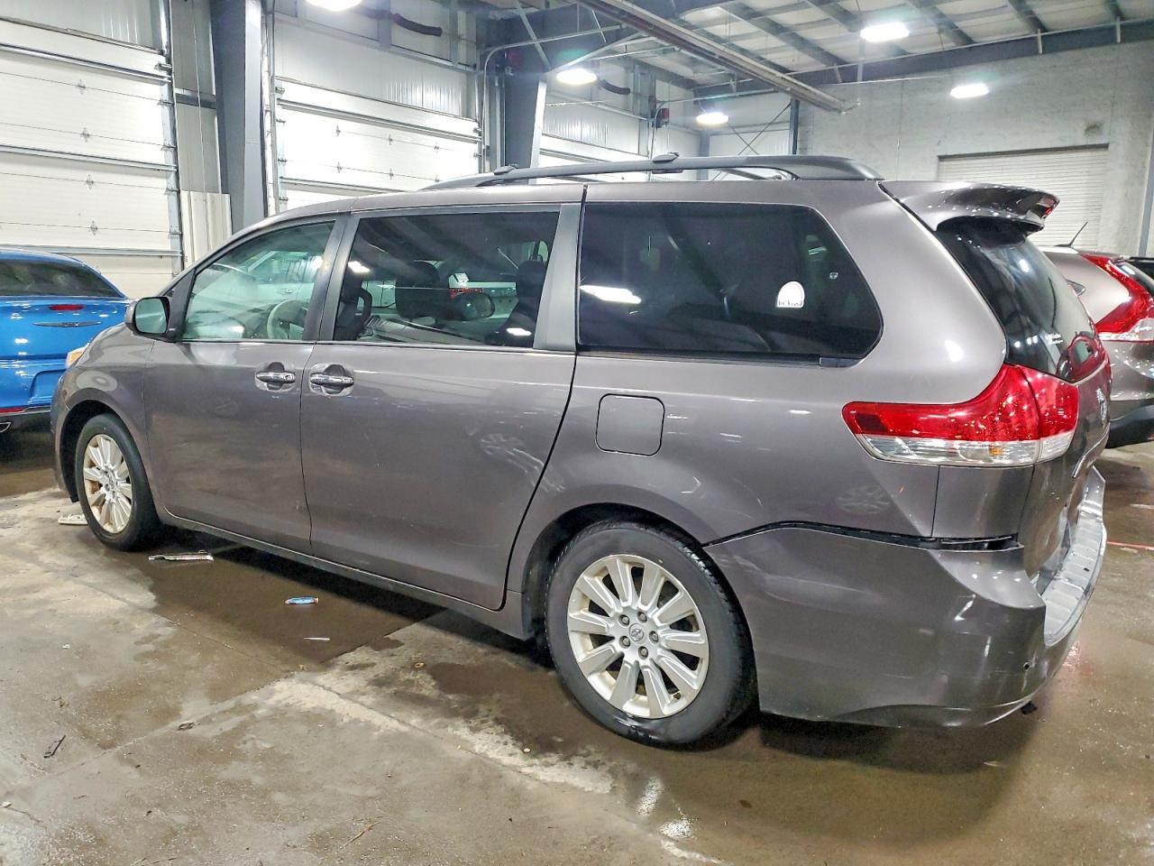 2013 TOYOTA SIENNA