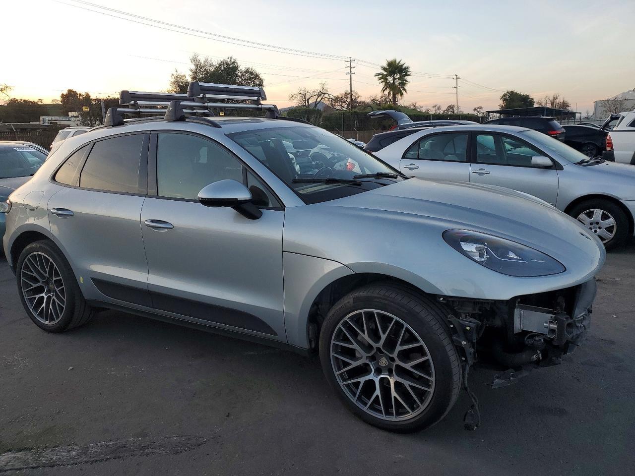 2020 PORSCHE Macan