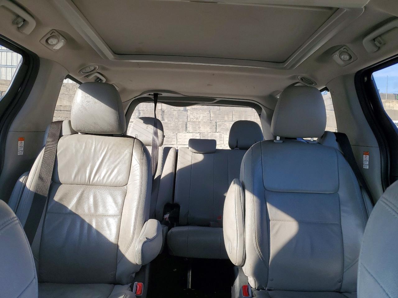 2016 TOYOTA SIENNA