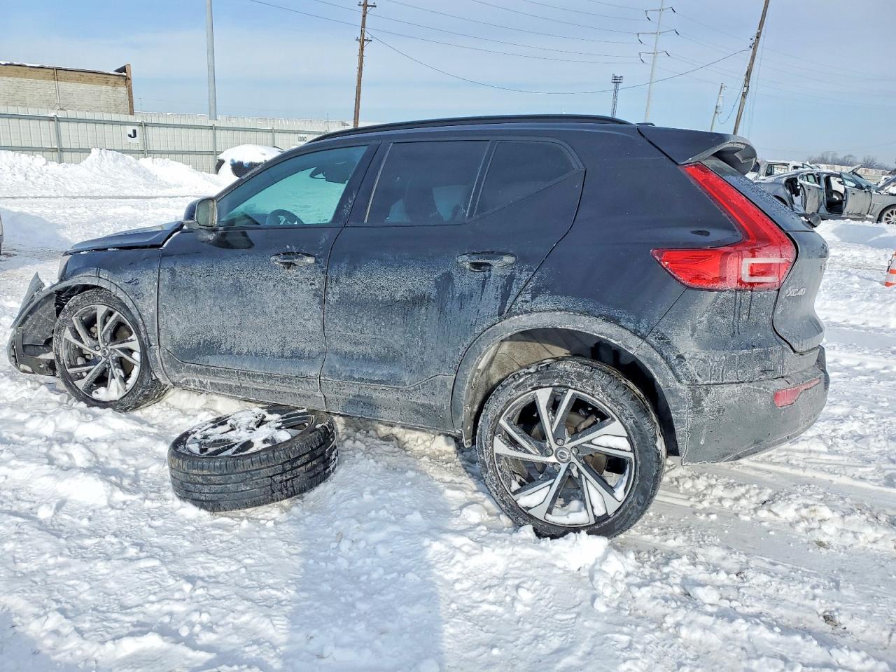 2021 VOLVO XC40