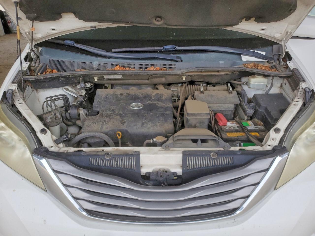 2011 TOYOTA SIENNA