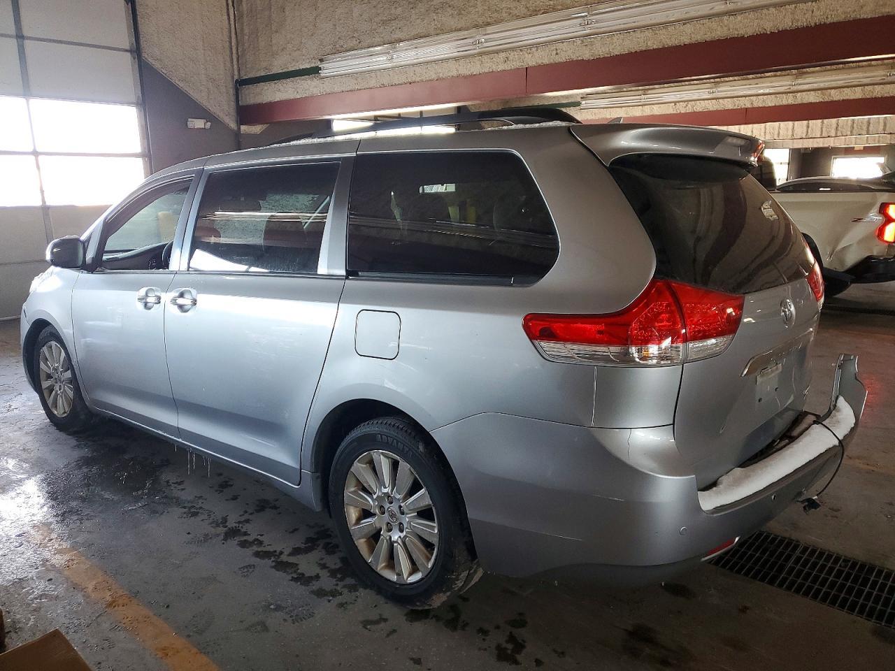 2012 TOYOTA SIENNA