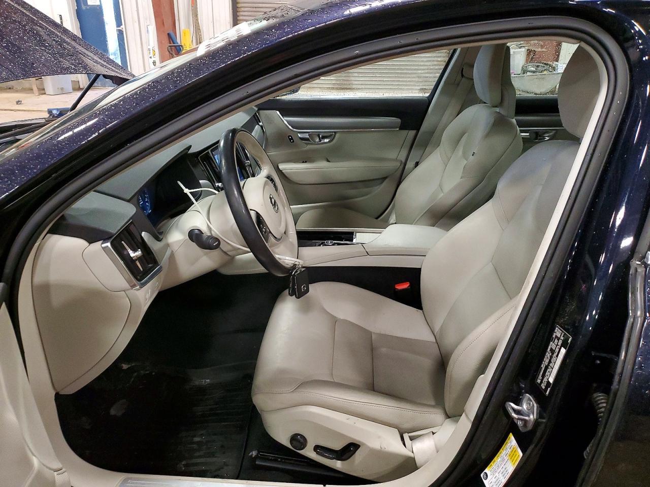 2017 VOLVO S90
