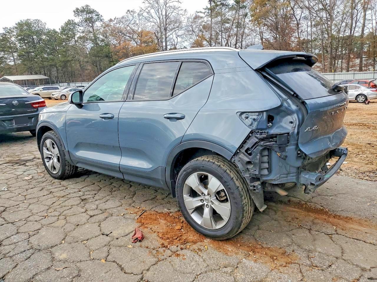 2021 VOLVO XC40