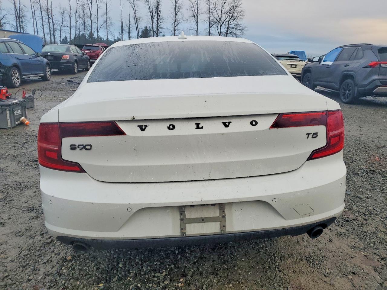 2017 VOLVO S90