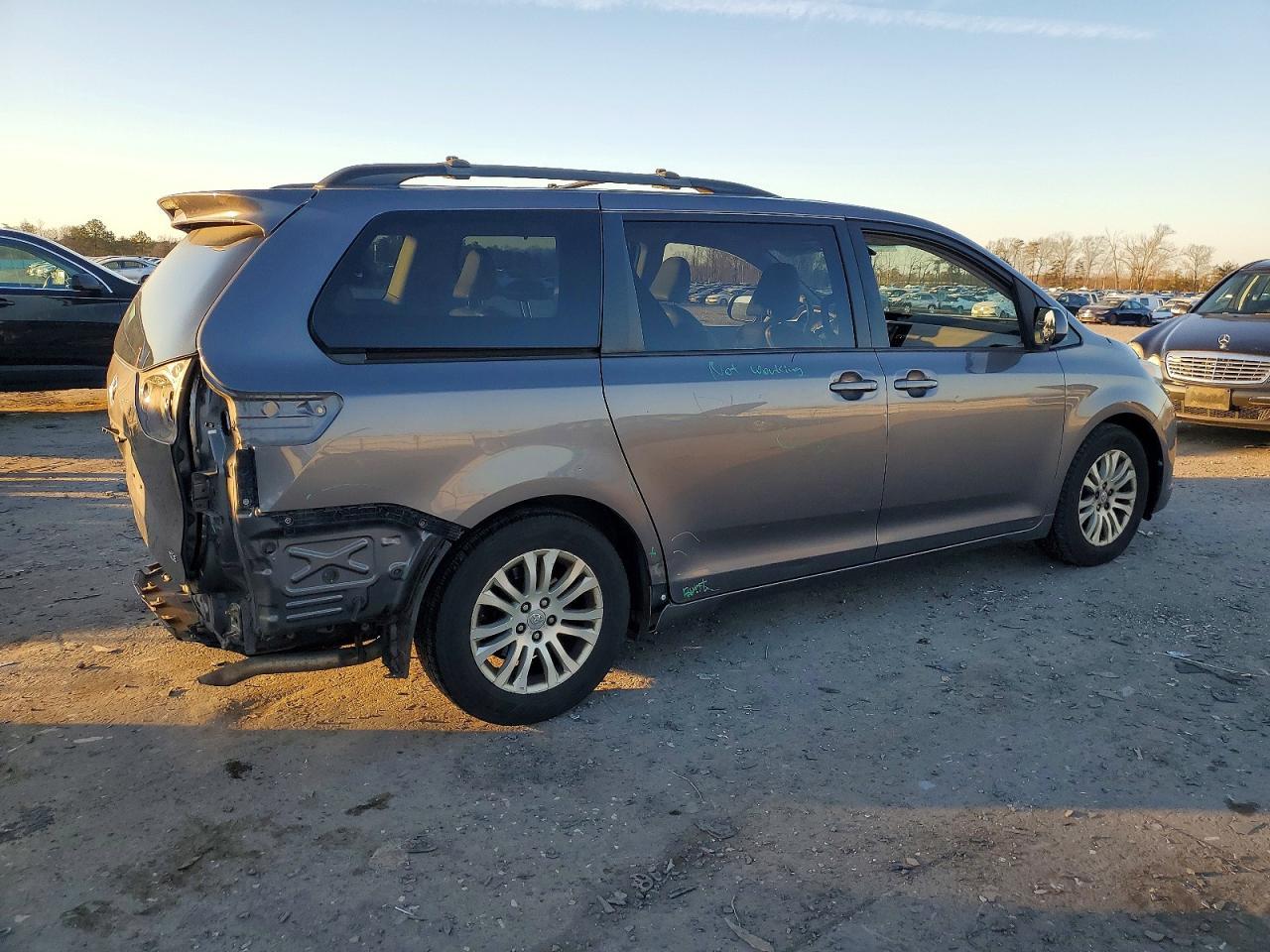 2011 TOYOTA SIENNA