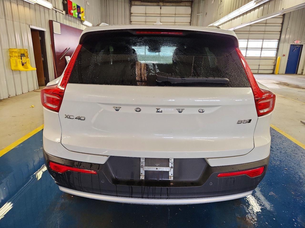 2023 VOLVO XC40