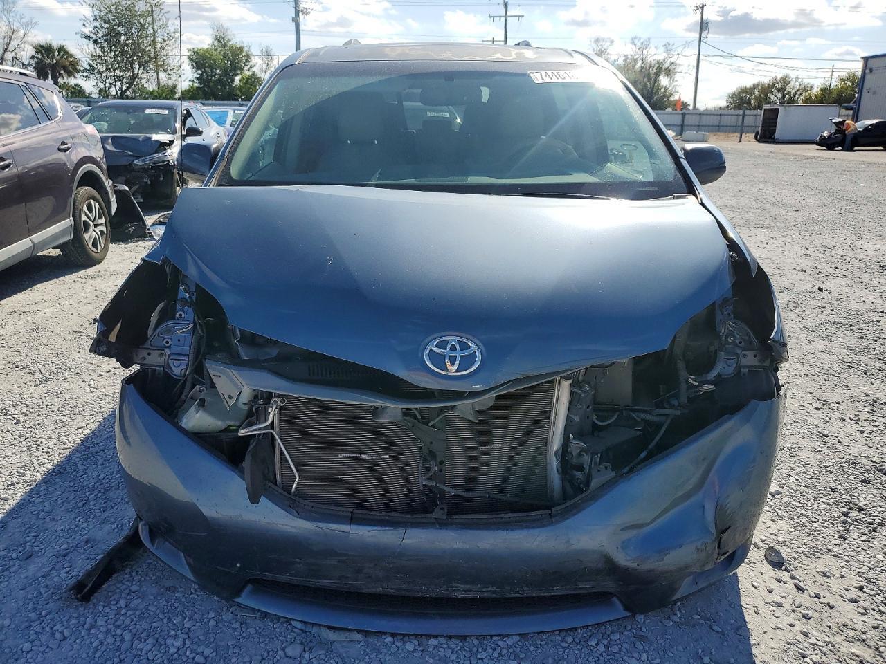 2014 TOYOTA SIENNA